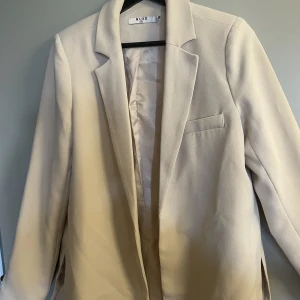Blazer - Vadderad blazer från Na-kd