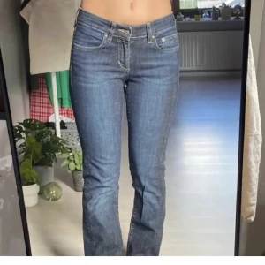 Bootcut jeans  - Säljer dessa super fin byxor, fom är inte i helt nytt skick men dom är andvända är sparsamt! Storlek S men ganska stretchiga! 🤗 pris kan diskuteras! Lånad bild🙌🏽
