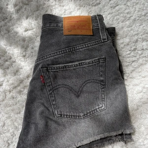 Levis 501 shorts - Svarta Levis 501 shorts i nyskick! Storleken är W26 (motsvarande ca storlek 36)  Shortsen är midwaist ✨ Bara skriv för fler bilder eller mått 😊 Pris går att diskuteras 🫶🏻