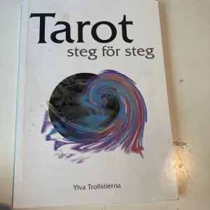 En bra bok för folk som vill lära sig tarotkort  Endast swish  Skriv till mig vid intresse 