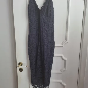 Klänning - Fin klänning helt oanvänd från nelly