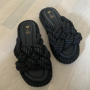 Helt nya sandaler - Helt oanvända slides, lite högre sula. Storlek 38 men skulle säga att dem passar mellan 37-40
