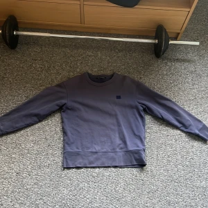 Acne sweatshirt  - Säljer denna då jag växt ur den sen länge och inte har någon att ge bort den till, den är i bra skick förutom en liten skada på bröstet(bild2)