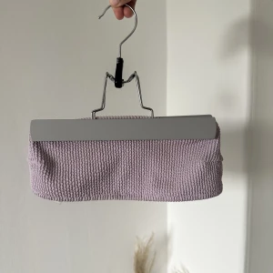 Säljer en lila bandeau bikini 👙💜 - Säljer en lila bandeau bikni💜 Överdel 34 underdel 38! Passar 36