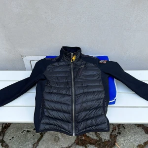 Parajumper hybrid jacka - En parajumper jacka i storlek S/12år. Väldigt bra skick och sparsamt använd, perfekt för kyliga vårar eller hösten. Skriv gärna om du är intresserad! Äkta, orginal pris 3499kr