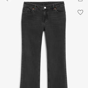 Low waist flare/bootcut jeans från monki, strl 30 men små i strl. Skriv för fler bilder och frågor