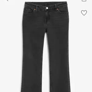 Low waist flare/bootcut jeans från monki, strl 30 men små i strl. Skriv för fler bilder och frågor