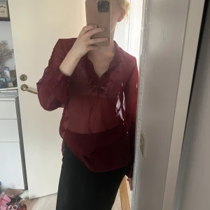 Röd blus  - Fint skick! Perfekt att ha en bralette under 🩷 