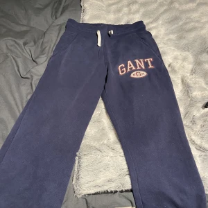 Gant byxor - Hej! Säljer mina gant mjukis byxor i storlek xs!  Skicket är i helt okej skick men loggan är lite urtvättad🌸