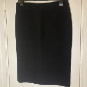Fin svart kjol från marni, skulle gissa storlek 40-44 (osäker). Fin kvalitet och äkta (såklart). Knappt använd.  