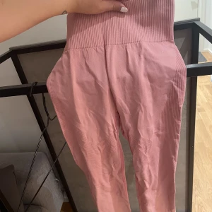Rosa tränings tights - Rosa tränings tights från lager 157. Aldrig använda  Inte gekomskiliga Nypris 250kr om jag inte minns fel