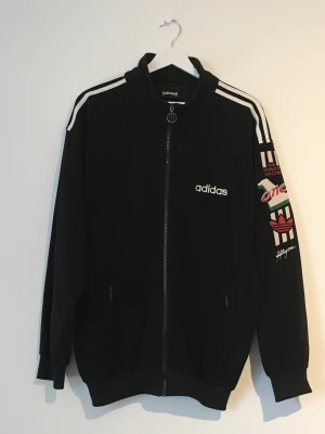 Retro adidas sports jacket - Perfect condition. Nästan som fleece. ”Mattsvart”