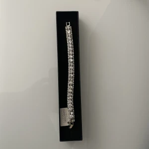 Swarovski armband - 350kr + frakt. Saknar 1 sten på varje sida men syns inte så tydligt