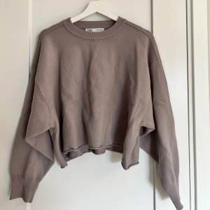 Beige/grå sweater ifrån Zara. Använd ett fåtal gånger och därmed i bra skick. 