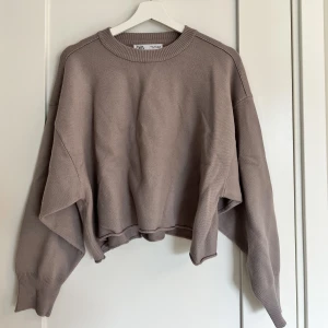 Sweater  - Beige/grå sweater ifrån Zara. Använd ett fåtal gånger och därmed i bra skick. 