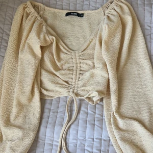 Sommar topp  - Super söt och fin färg nu till sommaren!  Sitter fint på kroppen. 