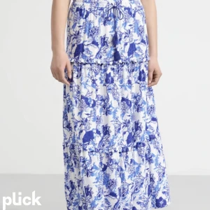 Lång kjol - Säljer denna kjol då den är för kort för mig och jag kunde inte byta. Prislappen finns kvar, så fin kjol. Obs tryck ej på köp direkt !!