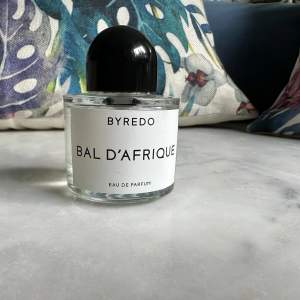 Byredo - Bal d’afrique 50ml. Ca 90% kvar i flaskan.  Världens finaste doft! Sparsamt använd. Nypris 1600kr.  Använd gärna köp nu💞