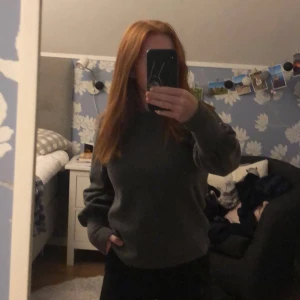 Finstickad tröja - Fin tröja i bra skick från Vero Moda. Storlek xs med puffärm. Kolla gärna in mina andra annonser💓