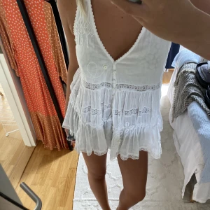 Vit linne topp - Vit topp från desigual använd en gång! Frakt 54 (ingår inte)