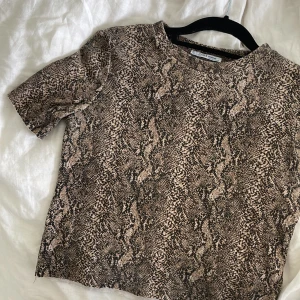 En tröja - En tröja från Zara i storlek S, i nyskick. Inga hål eller skador finns på tröjan. 