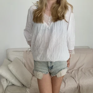 Trekvartsärmad blus - Säljer denna fina blus för att den ej kommer till andvändning! Storlek 32/34. Fint skick. Bara att skriva för mer information ☺️