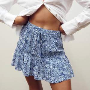 Populär kjol från zara som är helt slutsåld, storlek S. Har inbyggda shorts. Aldrig använd med lapp kvar.