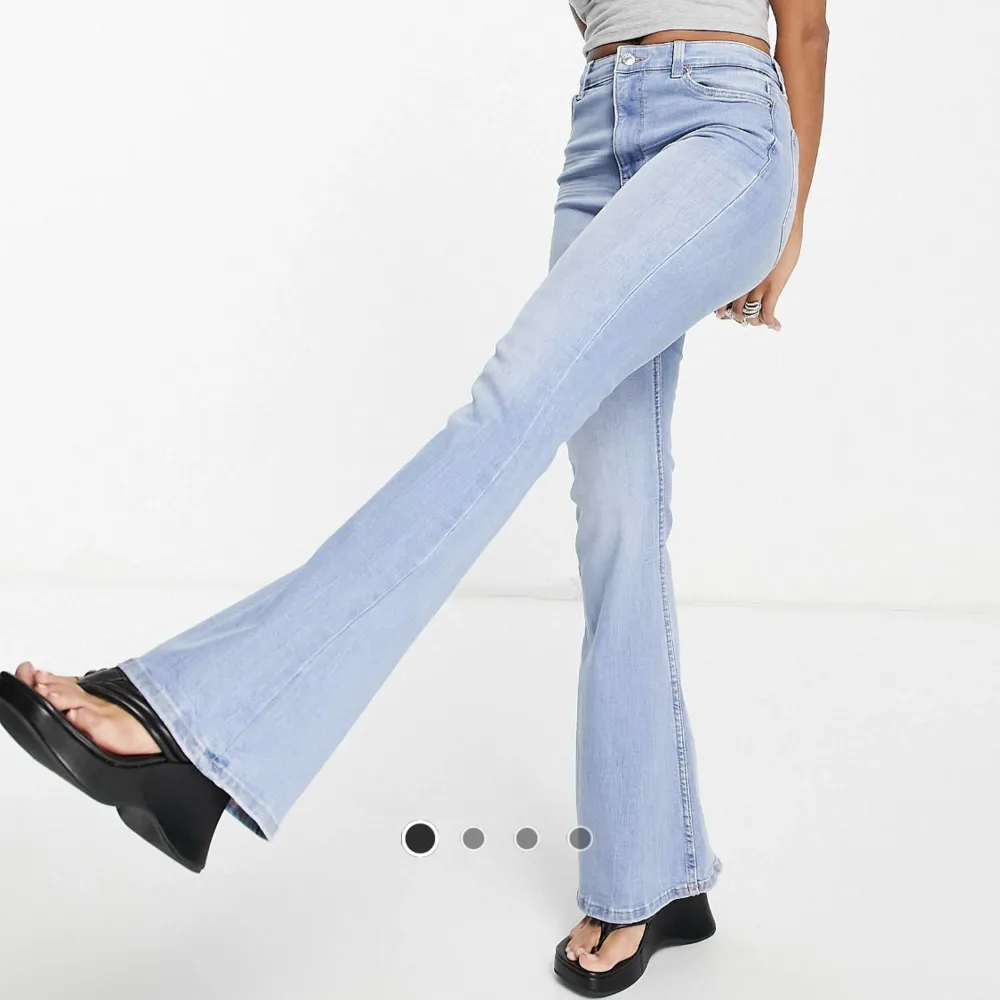 Bootcut jeans i storlek 38, uppsydda så att de passar i längd för dig som är runt 160cm🦋 hör av er vid minsta intresse eller funderingar 🫶 kostnad för frakt tillkommer, se fraktalternativ nedan 📦. Jeans & Byxor.
