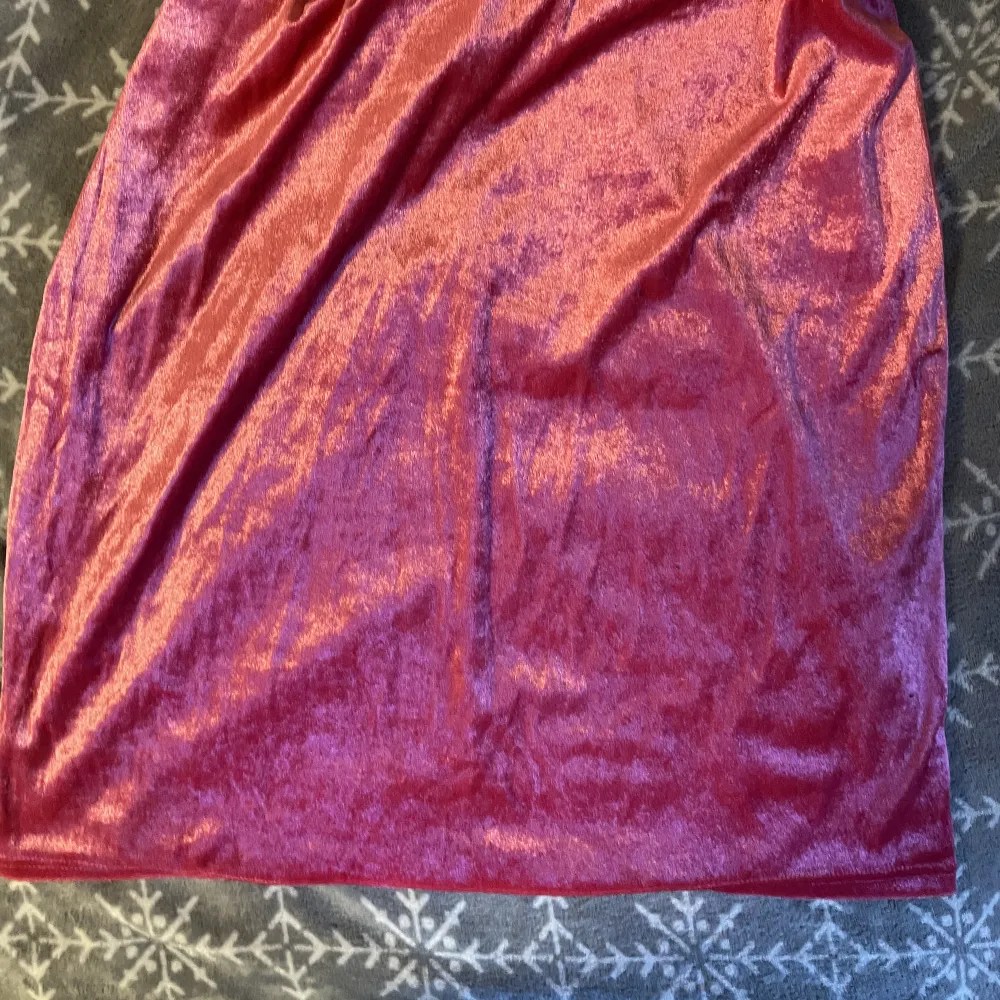En klänning i rosa sammet med spets i storlek XL dock är mer som L. Den är midi lång, där är också spets vid armarna. Klänningar.