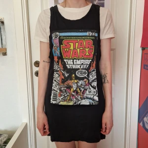 Star Wars klänning  - Gråsvart klänning/linne med Star Wars motiv. Stora ärmhål. Knappt använd.