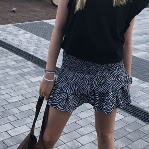 Kjol från Gina Young - Blåsvart kjol från Gina young