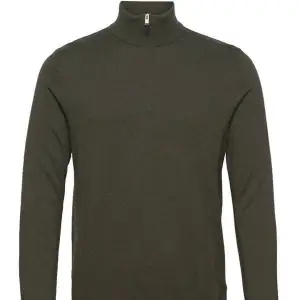 Säljer denna half zip, stickade tröjan från Volt då den är för liten, kontakta vid intresse eller fler bilder! Nypris: 999kr
