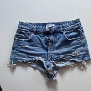 Zara shorts - Säljer ett par zara shorts i storlek 34, för 200 kr + frakt!💗💗
