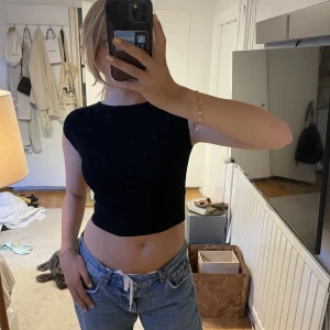 Topp me öppning bak - Ribstickad topp jag brukar ha bakåfram för att den ska bli snygg i ryggen