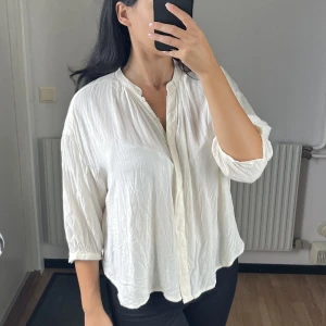 Tunn krämvit blus - Tunn krämvit blus med 3/4-ärmar. Går att knäppa upp till halsen och även vid ärmarna 🤍  Är i storlek XS men passar även S. 