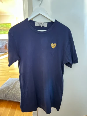 CDG T-shirt - CDG-T-shirt i mörkblå färg!  Sparsamt använd och i gott skick! Bara att höra av sig för fler bilder eller frågor! Kan mötas upp i Sthlm!👍 