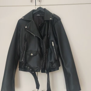 Skinnjacka Zara - Säljer denna skinnjacka från Zara! Den är i super fint skick och har gillat den super mkt(: 