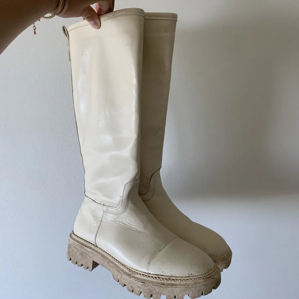 Snygga beigea boots/stövlar, använt en del! Men går att få bort vanliga smuts fläckar med vatten och papper 🥰. Skor.