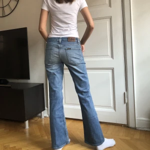 Bootcut Lee jeans - Superfina lowrise bootcut Lee jeans🤍 Knappen av jeansen är ersatt! Passar mig som har storlek 38🫶🏼