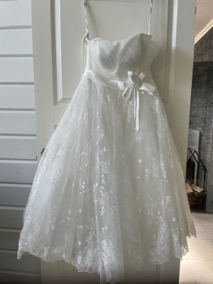 Inexa brudklänning  - Brudklänning i nyskick med bolero. Använd 1 gång. Kemtvätt efter användning. Storlek 38/40. Knälång. Romantisk stil