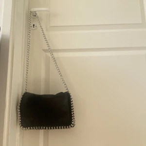 tiamo väska - Svart tiamo vöska i m! Använd fåtal gånger men annars i bra skick❤️ Jätte fin axelremsväska fin med allt! Nypris 500 säljer för 350❤️