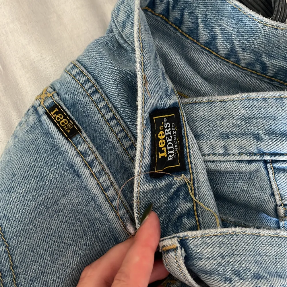 Ljusa lågmidjade raka jeans från Lee. Vintage köpt i Köpenhamn. Jag är 165 cm perfekta i längden. Skulle säga att storleken är mellan s och M beroende på hur man vill ha de. Jeans & Byxor.