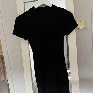 Klänning  - klänning från Even & Odd, köpt secondhand men väldigt bra skick🩷 ribbat material 