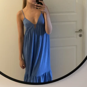 Blå långklänning - Superfin blå långklänning från Pull & Bear, nyskick med lapparna kvar💙