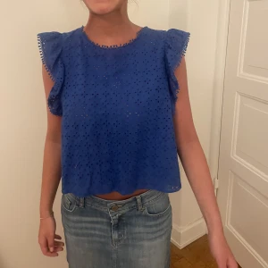Blå blus! - Jätte fin blå blus med öppen rygg ifrån Zara i storlek M! Jätte luftig och skön !💙😇Mina egna bilder!!