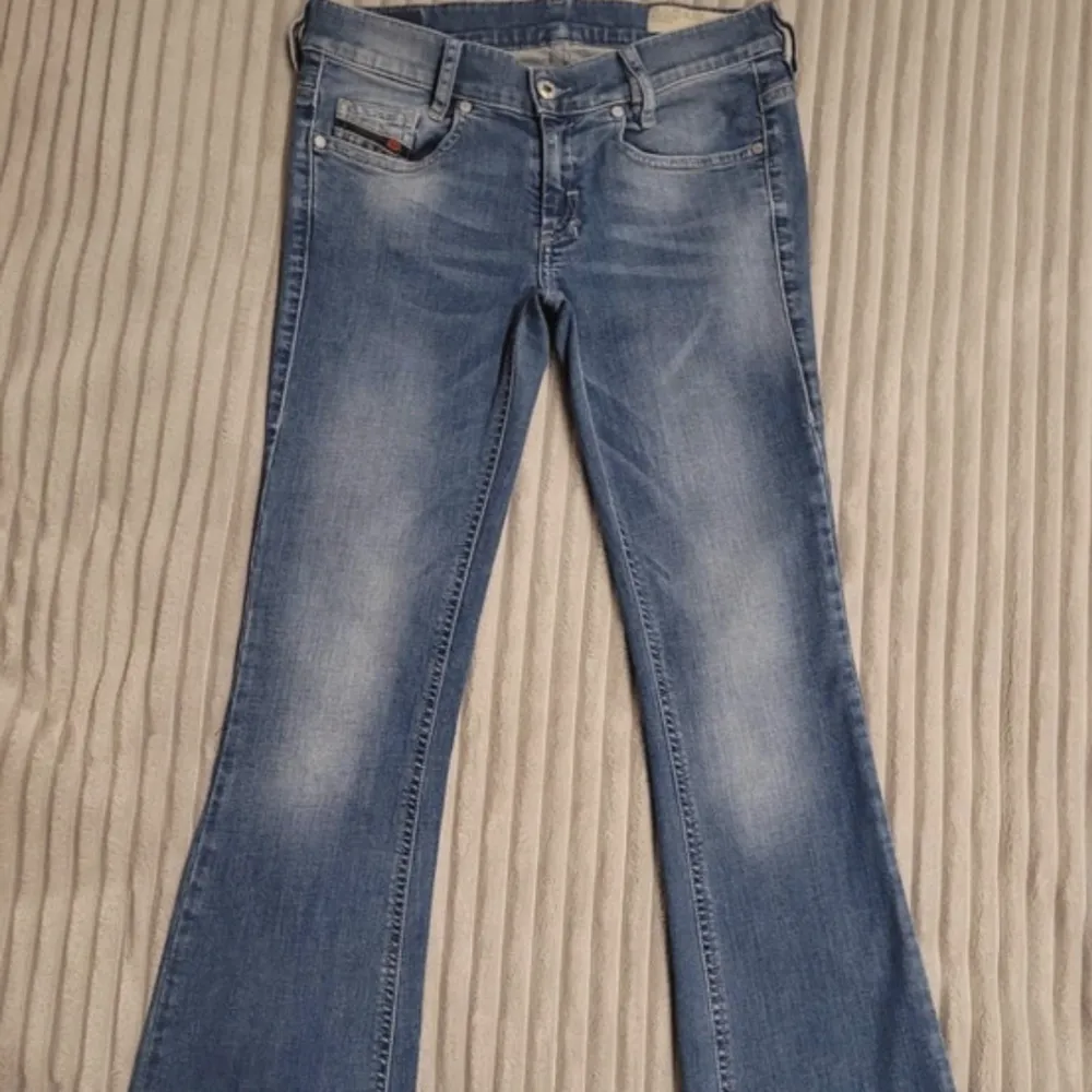 Så snygga diesel jeans som är lågmidjade och bootcut. Jeansen är i nyskick men måste tyvärr sälja  för att de är för små. W24 L30. Jeans & Byxor.