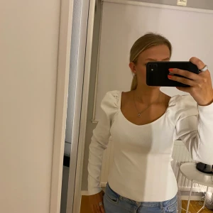 Tröja - Super super söt tröja som tyvärr är lite stor för mig därav inte använd, är i storlek XS men jag skulle säga att tröjan är lite stor i storleken beroende på hur man vill att den ska sitta.
