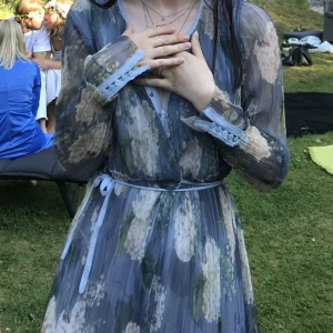 Sommarklänning  - Perfekt klänning till sommaren! Lång och luftig och bara så drömmig!