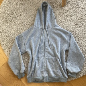 Hoddie - Supersnygg hoddie!!😻Helt oanvända inga skador eller fläckar. Passar typ storlek Xs-S!❤️