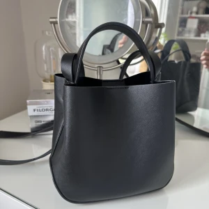 Axel väska  - Säljer min super fina väska från Gina då den inte används, knappt använd🫶🏼